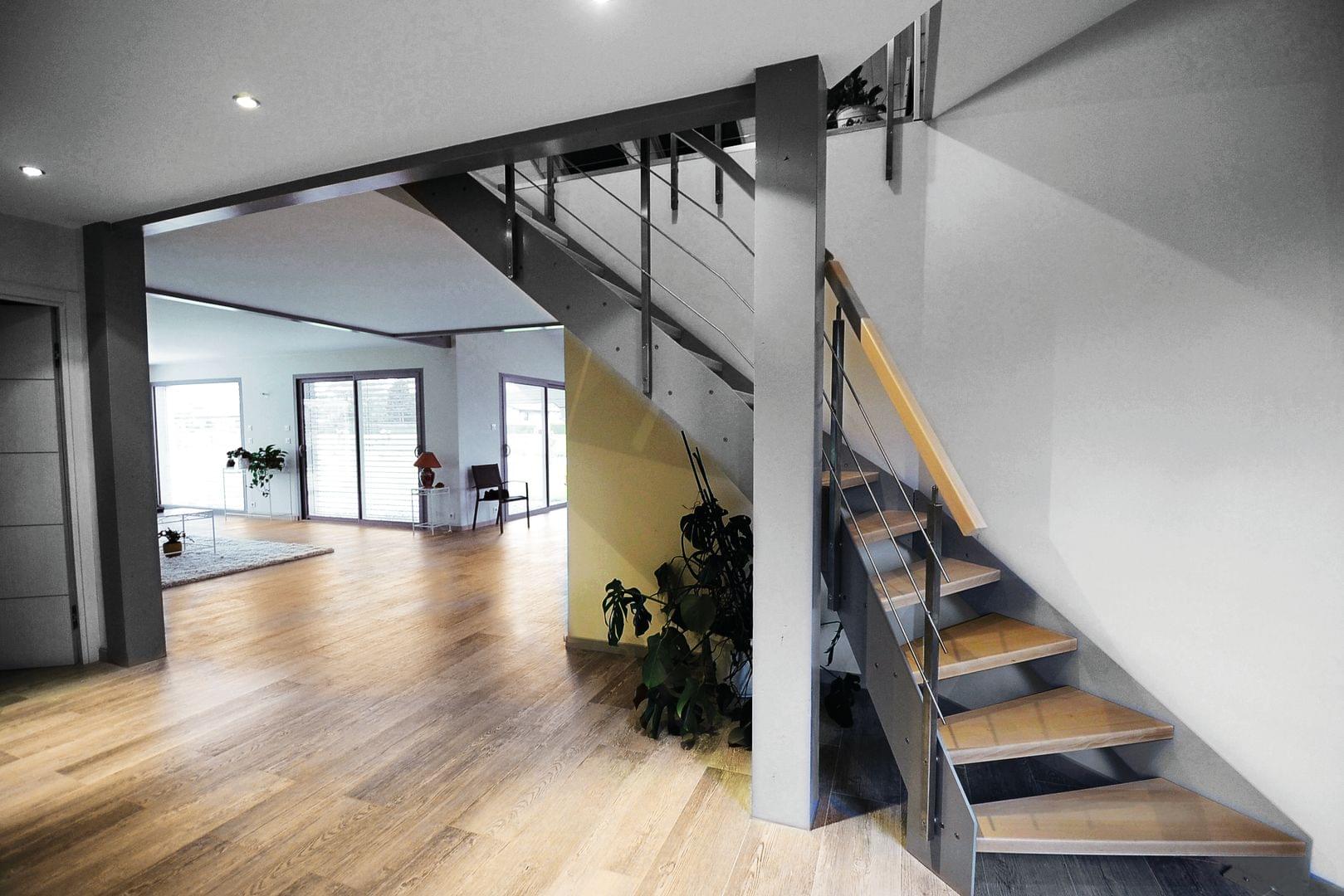 Holztreppe Loft viertelgewendelte Schmalwangentreppe mit Holzhandlauf