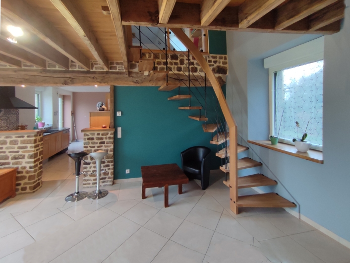 Escalier suspendu en bois rampe avec balustres métalliques en noir-Treppenmeister